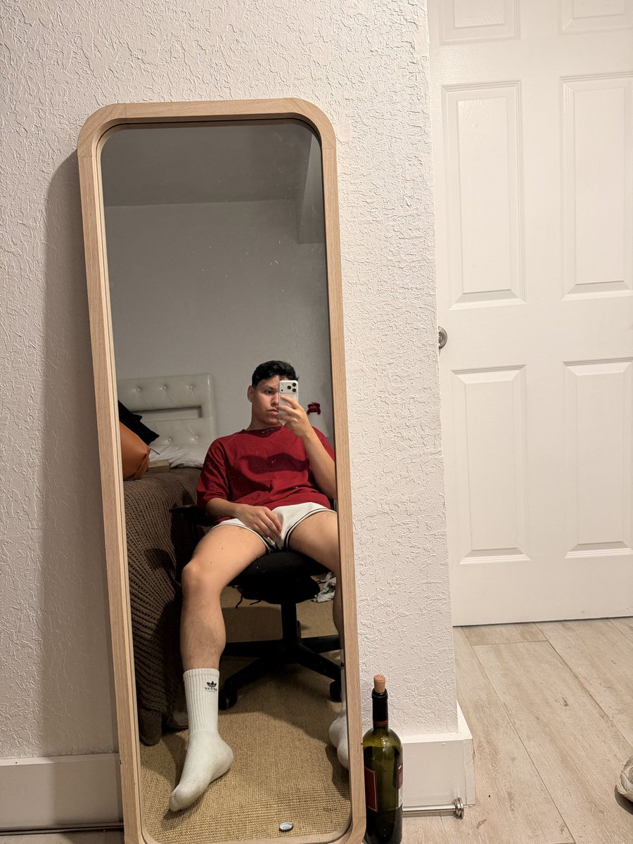 Fernandomrtz11's tweet photo. the empty bottle of wine and the mess in the back its just for the picture. 😀 https://t.co/xmgqOEeOaz