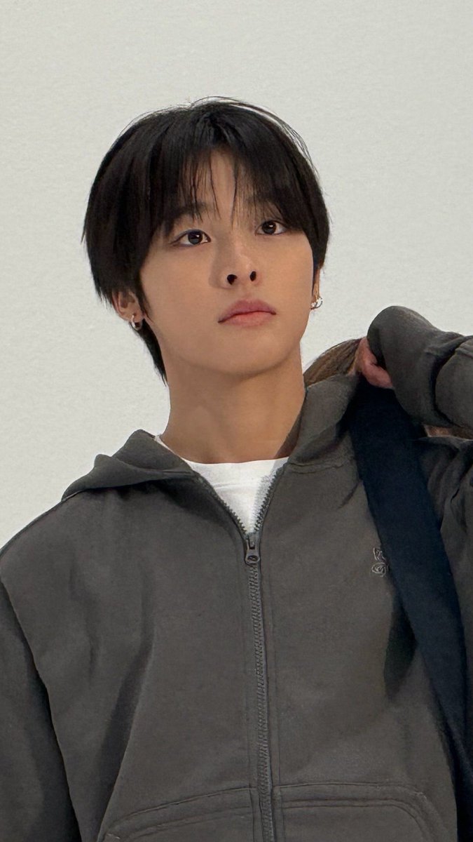 bangbang_2_'s tweet photo. 연극 동아리 주인공인데요....키스신이 있어요 어떡하죠?
“..그냥 볼에 하면 안돼?��
-한 번인데 그냥 제대로 해.
“....”
-..너,”
“....”
-아니지?
맞는데.나 그럼 니가 첫 키스야....

#쿨사연애 https://t.co/jtVHepOSiE