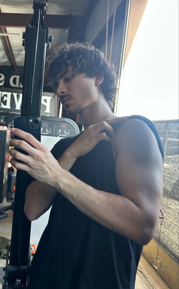 vxzyv1's tweet photo. arm days > #nsfwtwt https://t.co/oYkPLf5R27