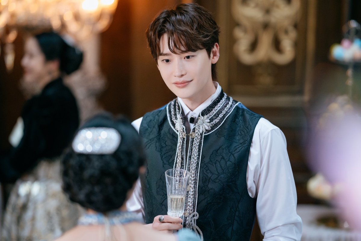 kdramasdiary's tweet photo. Stills of #LeeJongsuk from #TheRemarriedEmpress, releasing on November 4. https://t.co/avZqqaeZbh