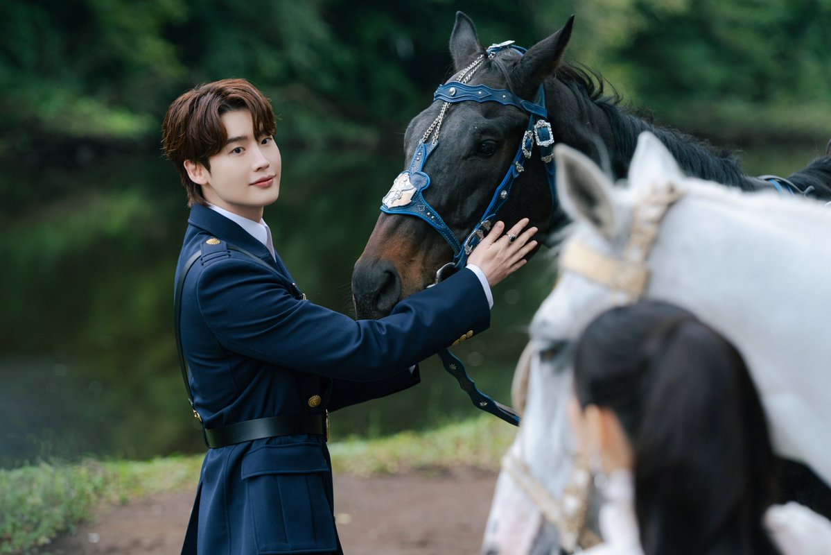 kdramasdiary's tweet photo. Stills of #LeeJongsuk from #TheRemarriedEmpress, releasing on November 4. https://t.co/avZqqaeZbh