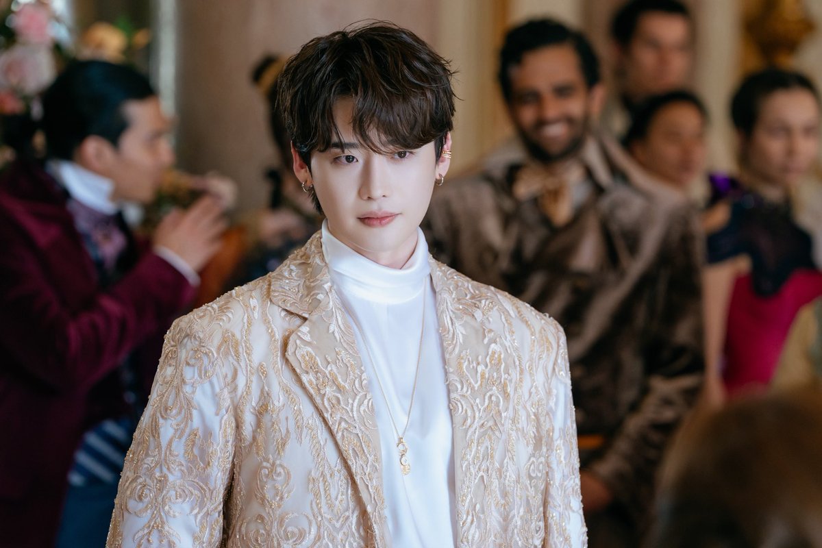 kdramasdiary's tweet photo. Stills of #LeeJongsuk from #TheRemarriedEmpress, releasing on November 4. https://t.co/avZqqaeZbh