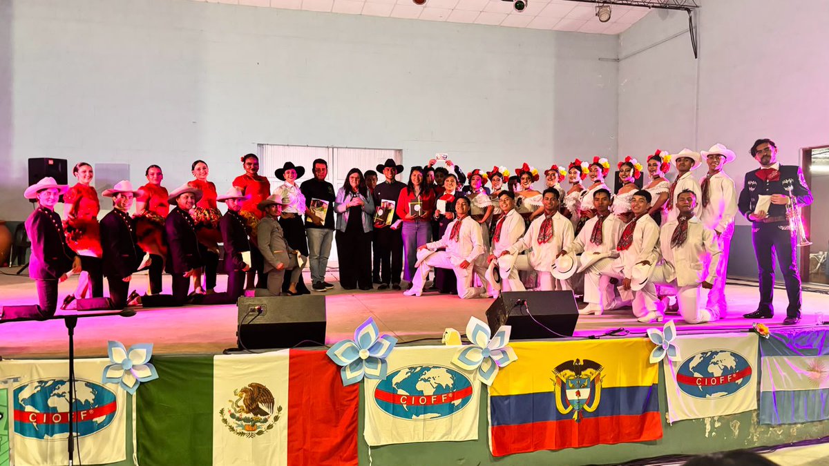 zamora58877's tweet photo. La cultura se debe difundir, los grupos culturales del Movimiento Antorchista lo hacen y andan de gira por Argentina. Llevando el arte mexicano.
 #AntorchaEsCultura https://t.co/vncQGCOQ0L
