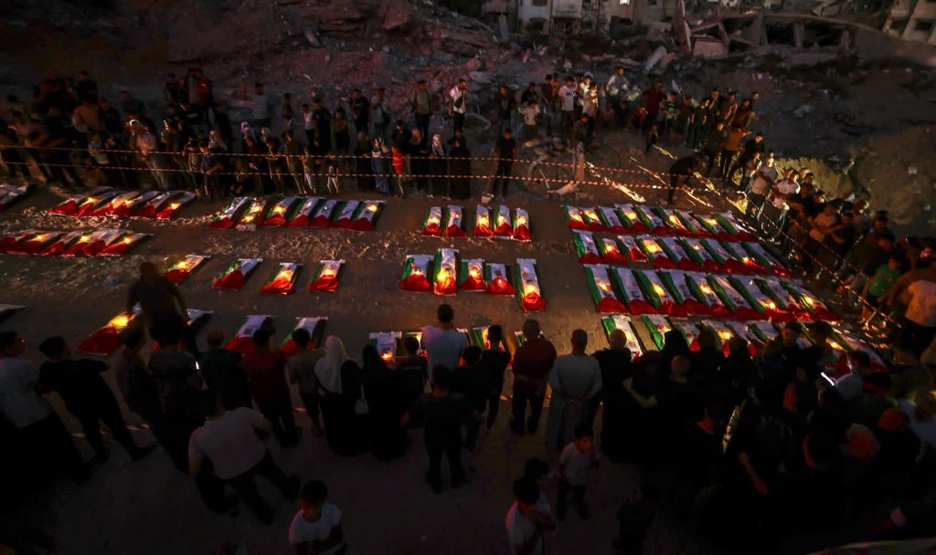 nahed_hajjaj99's tweet photo. Today, 105 bodies, dug from beneath the rubble, were bid farewell. Tomorrow, their families will finally give them a dignified burial, 3 years after they were killed.

As the world attends parties, we attend mass funerals.

As the world continues to watch, we continue to die. https://t.co/GbPNU06OWC