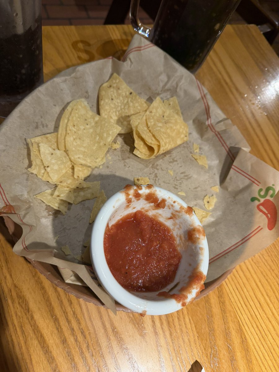 noahdarling_'s tweet photo. Just asked the staff at Chili’s if they’ll be streaming the Mike Tomlin Minecraft city reveal. 

Waitress looked at me like I was crazy. 

Check please. https://t.co/8hohnQNzOc