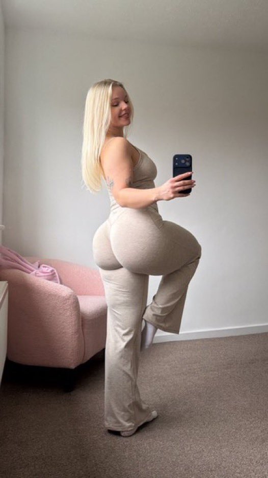 DOMCATfishhhh's tweet photo. Up late can't sleep from the urge...the urge to relapse aren’t I right piggy🤭

You’re craving a fix and you’re so close to a relapse that you can almost taste it👅

Catfish findom paypig https://t.co/xOP65LMFTu