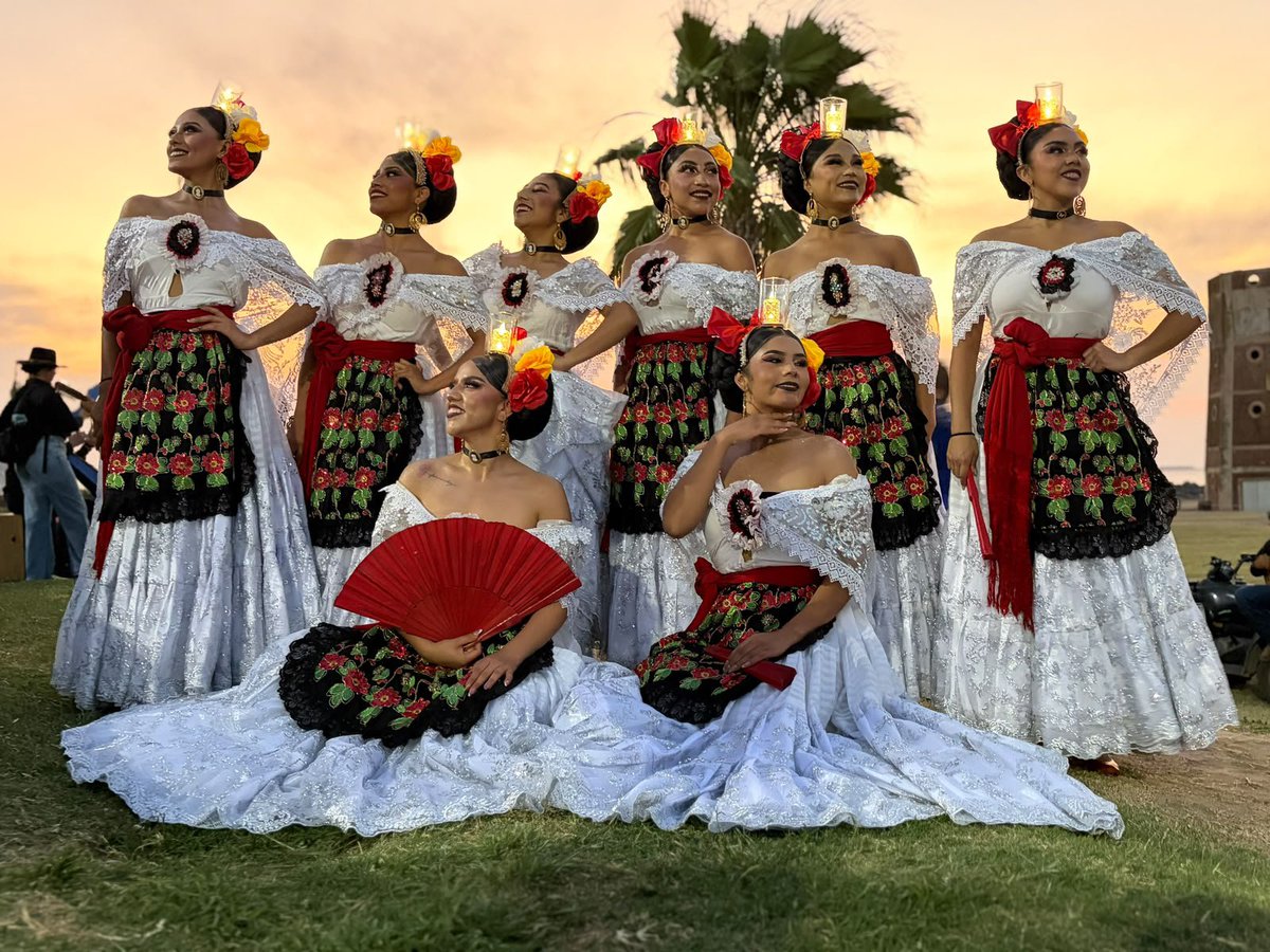 zamora58877's tweet photo. ¡El arte de México cruza fronteras! 🇲🇽🇦🇷
 Los Grupos Culturales de Antorcha llevan su talento, música y folklore en una gran gira por Argentina. Llevamos la identidad de nuestro pueblo al mundo entero. 🎭✨
#AntorchaEsCultura https://t.co/rWmygiZahJ