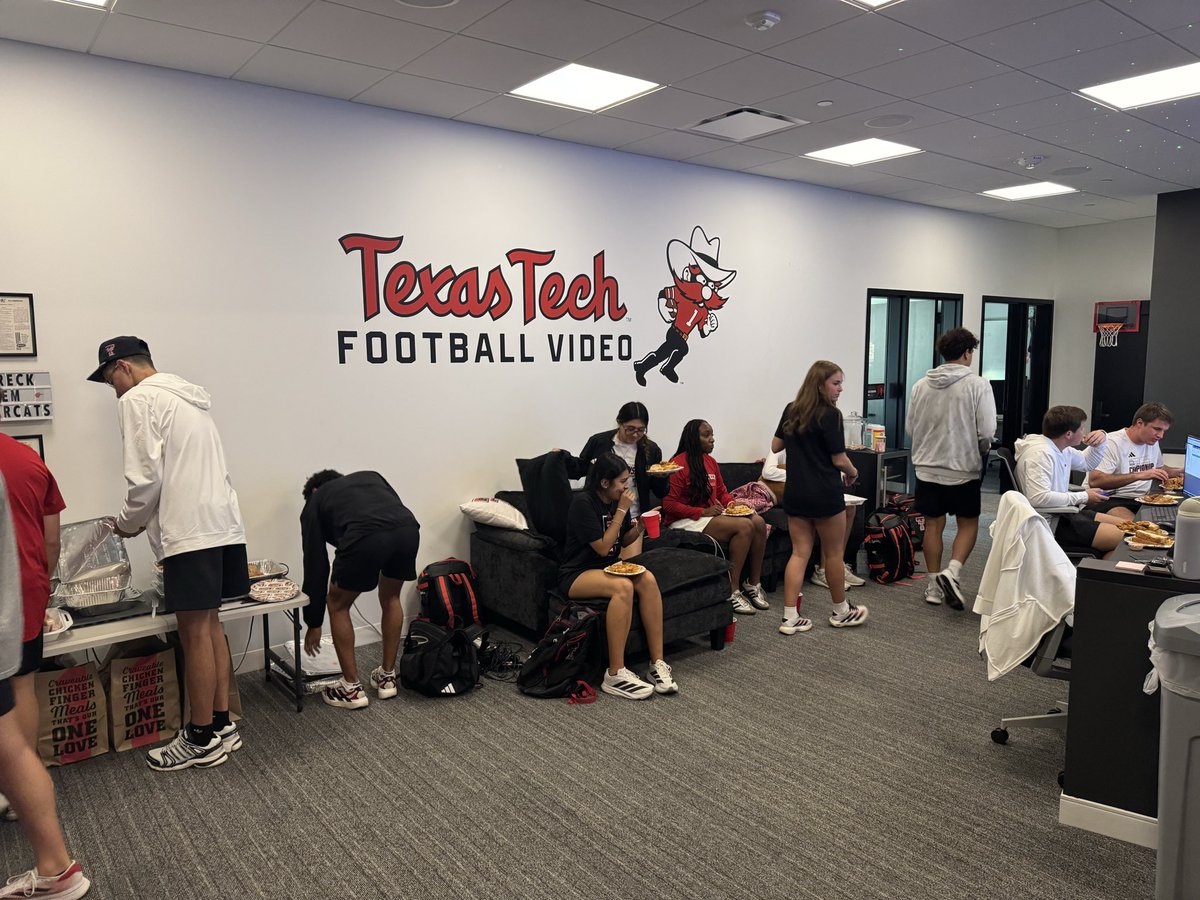 TexasTechVideo's tweet photo. Post practice meal for the vid crew! Thank you @JoeyMcGuireTTU Mrs. Debbie and @presleequiz https://t.co/XptRbyUrbo