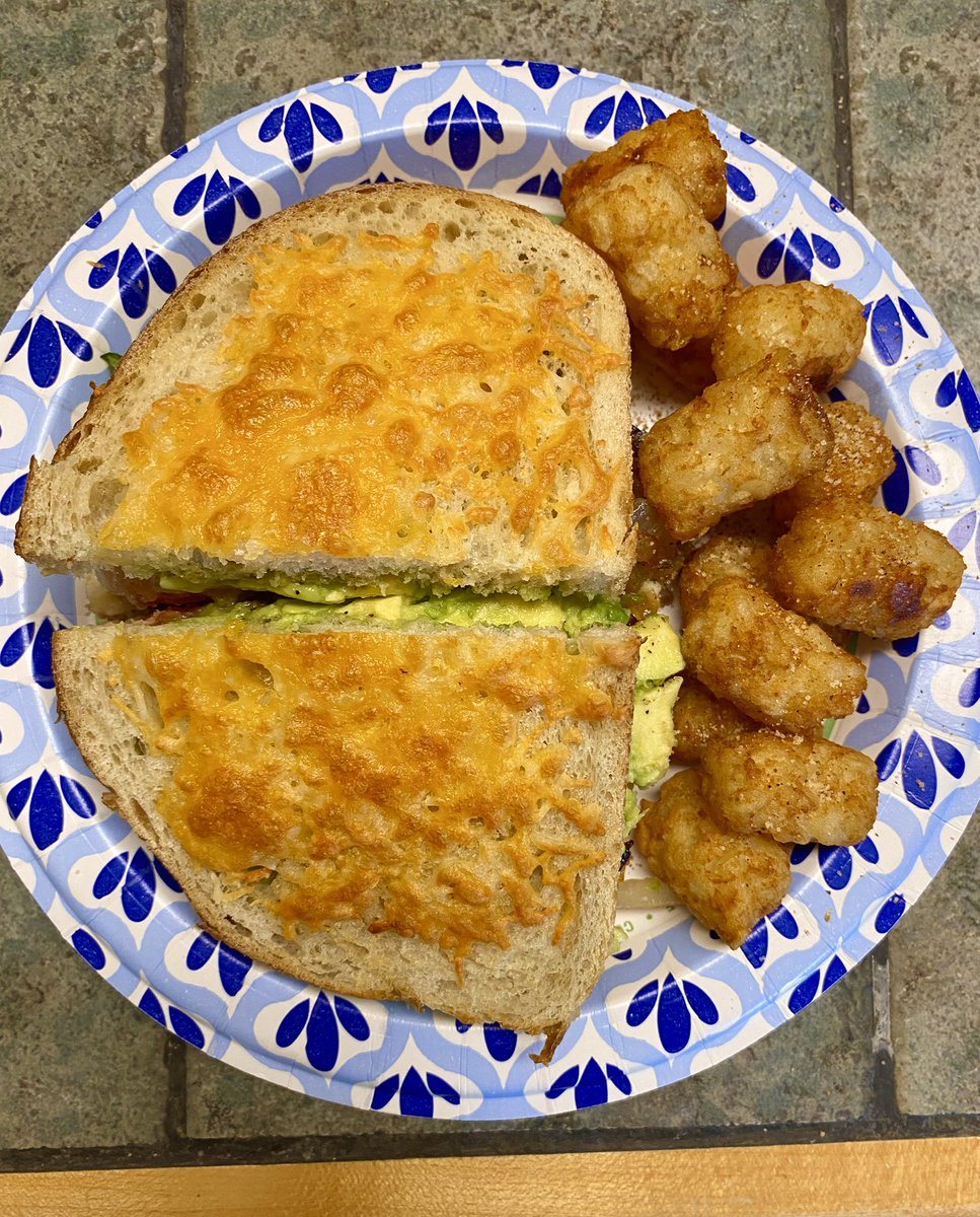 Roman_OT_Empire's tweet photo. Patty Melt with jalapeños, tomato, bacon, grilled onions, avocado, and Pepper Jack! Along with some tots, cause they are whimsical 🤣#pattymelt #burger #dinner #tatertots https://t.co/VzTL6HTwNe
