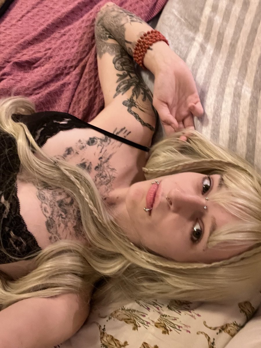 PrincessBea4u's tweet photo. new princess in town <333 buyers message me😇 #findom #buycontent https://t.co/xbaxI6cCkM