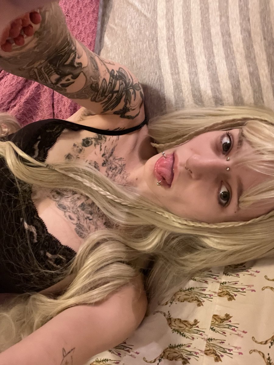 PrincessBea4u's tweet photo. new princess in town <333 buyers message me😇 #findom #buycontent https://t.co/xbaxI6cCkM