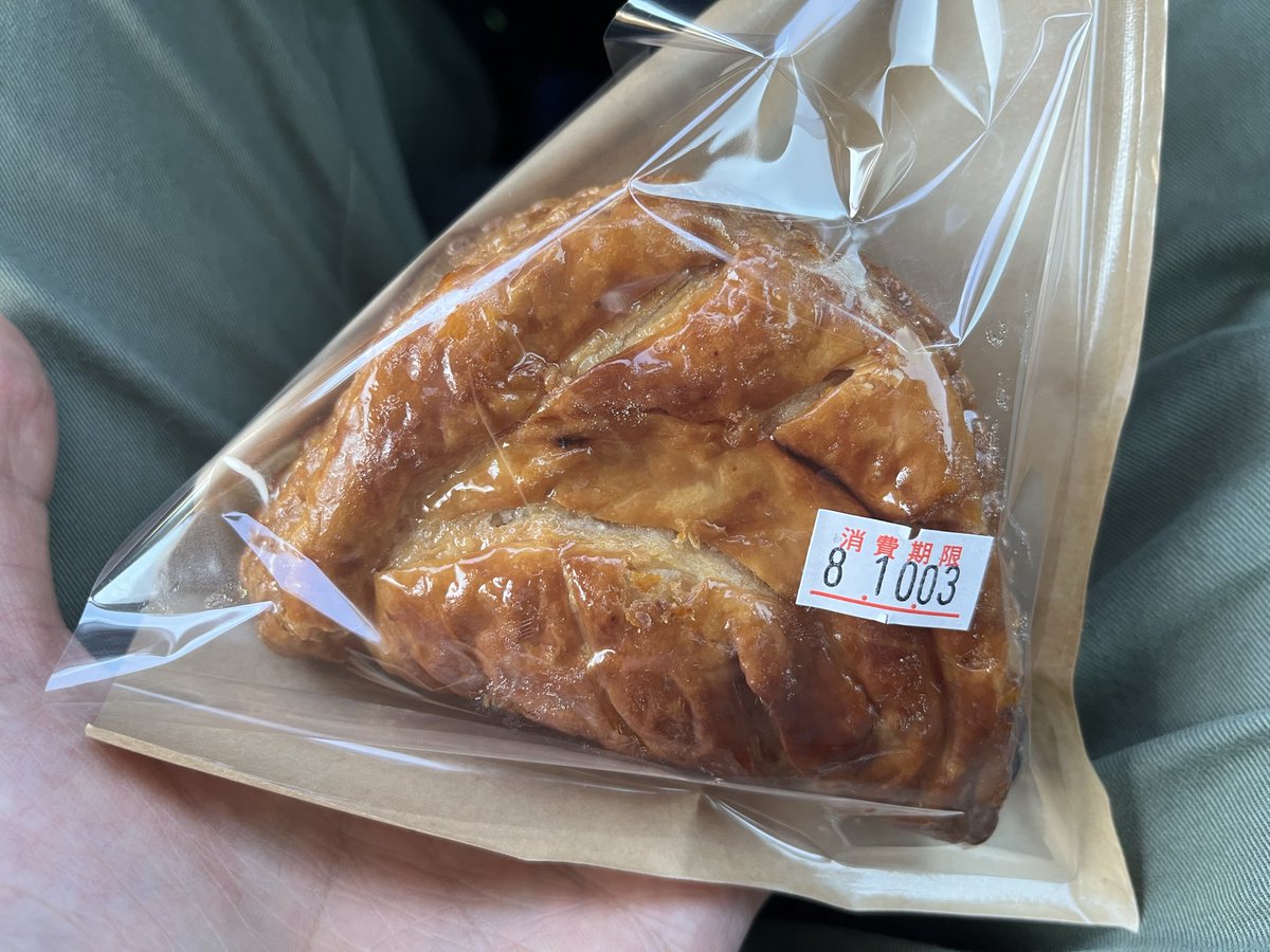 misonipurin's tweet photo. クロワッサンショコラリースと生チョコスイスなんちゃらと塩クイニーアマンと天然酵母メロンパンとブールとアップルパイ
プール焼きたてだから今食べたほうが美味いよね！？ https://t.co/Z84EzQ6s42