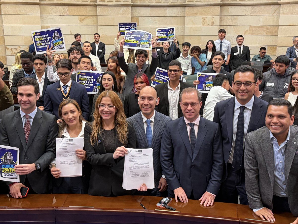 hectorolimpo's tweet photo. Hoy, más del 60% de los jóvenes colombianos manifiestan en las encuestas su intención de irse del país por falta de oportunidades, mientras que entre el 70% y 80% de los delitos involucran a un joven como víctima o victimario. Para garantizar un desarrollo integral debemos concentrar los esfuerzos de Estado en tres pilares fundamentales: participación democrática, salud mental y productividad, entendiendo que la conquista de la autonomía económica es la verdadera libertad.

Nos sumamos a la radicación del proyecto Curul Joven liderada por la representante @CathyJuvinao , una iniciativa de la mayor importancia para garantizar una voz legítima a la juventud en el Congreso de la República. Mi trayectoria en el servicio público inició en el movimiento juvenil; esa experiencia me demostró que cuando se abren espacios reales de participación, se transforman vidas y se forman los liderazgos que necesita el país.  

#Curuljuvenil