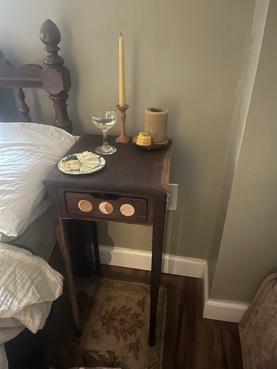 Gallo_Woodworks's tweet photo. Got the end table for my girl done! https://t.co/bULCTRvKID