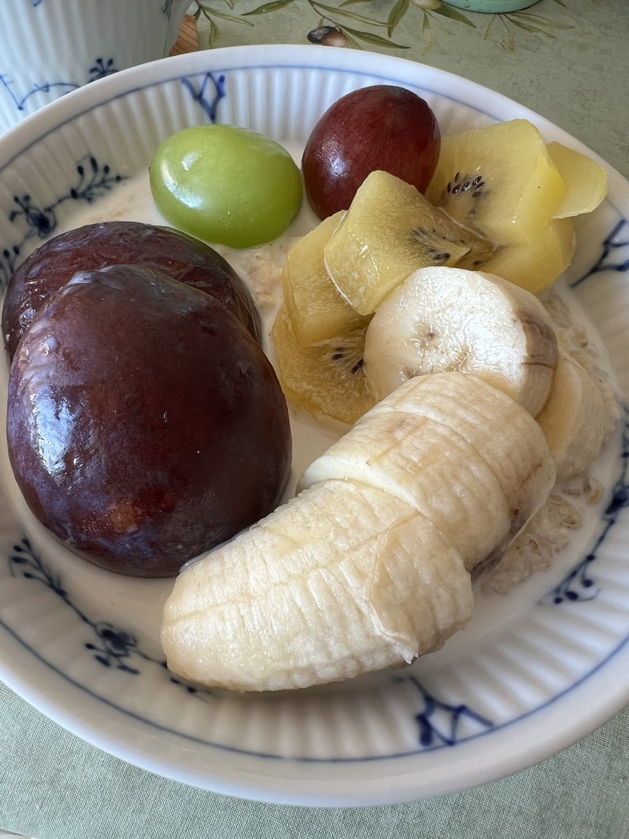 livelong612's tweet photo. 今朝の朝食
果物三昧
オートミールのミルク粥
そうです
眩暈がひどいので、今日は、1日休みます https://t.co/Xug2cIwkni
