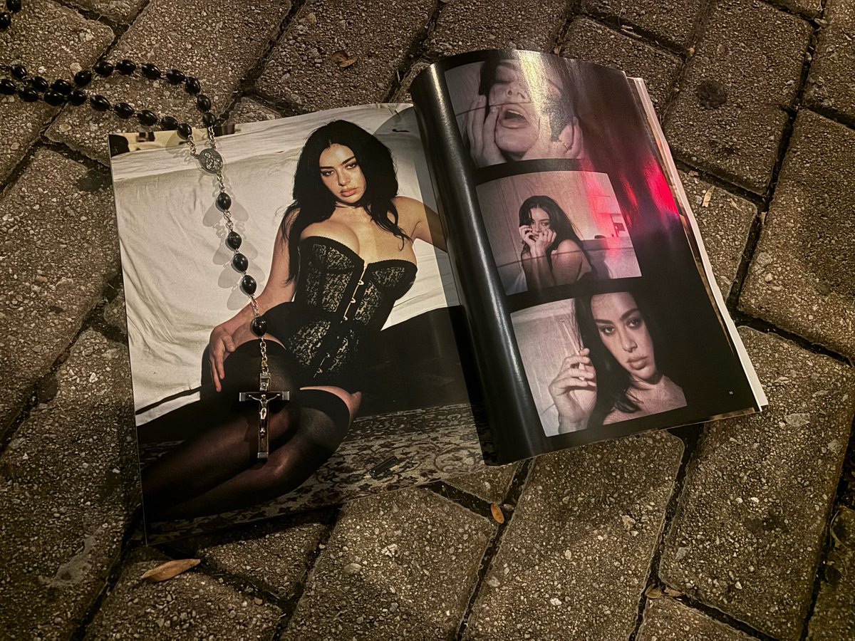BLAMElTONYOU's tweet photo. so theres this playboy bunny https://t.co/asfI7u53M9