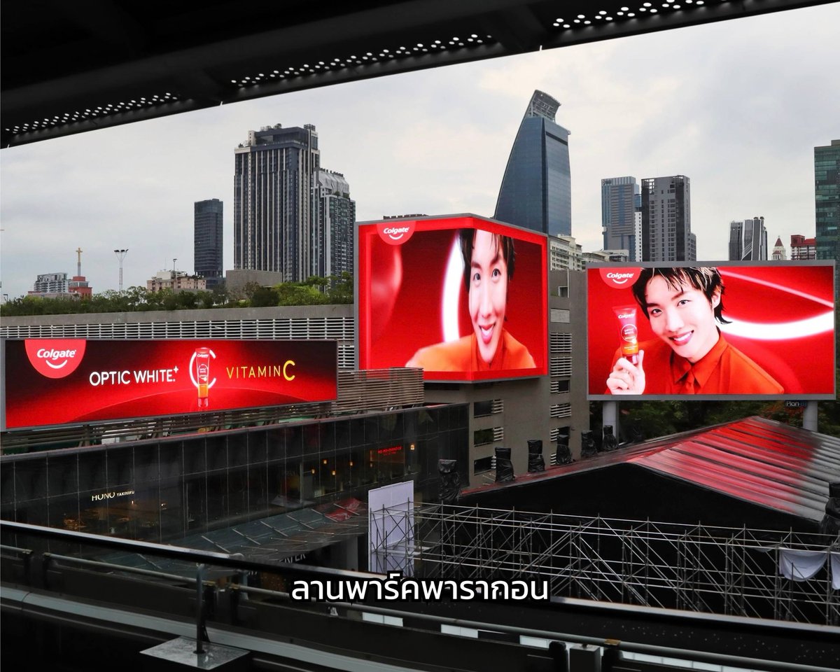 letstalkaboutKR's tweet photo. ใครเจอแล้วบ้าง?! พี่โฮปเทคโอเวอร์ไทยแลนด์แล้วจ้า
ออกจากบ้านทีเจอป้าย Colgate Optic White Vitamin C x j-hope เต็มไปหมด ยิ่งใหญ่อลังสมมงพรีเซนเตอร์แบรนด์ระดับโลกมาก ใครเจอที่ไหน ถ่ายมาอวดหน่อยๆๆ🧡😍 

ส่วนใครยังไม่ได้ลอง รีบด่วนเลย!
อยากมีรอยยิ้มขาวไบรท์ Sunshine Smile 
แบบพี่โฮป ก็ต้องจัดแล้วปะ✨

#ColgateVitaminC #VCsunshinesmile #BTS_jhope #ColgateTH