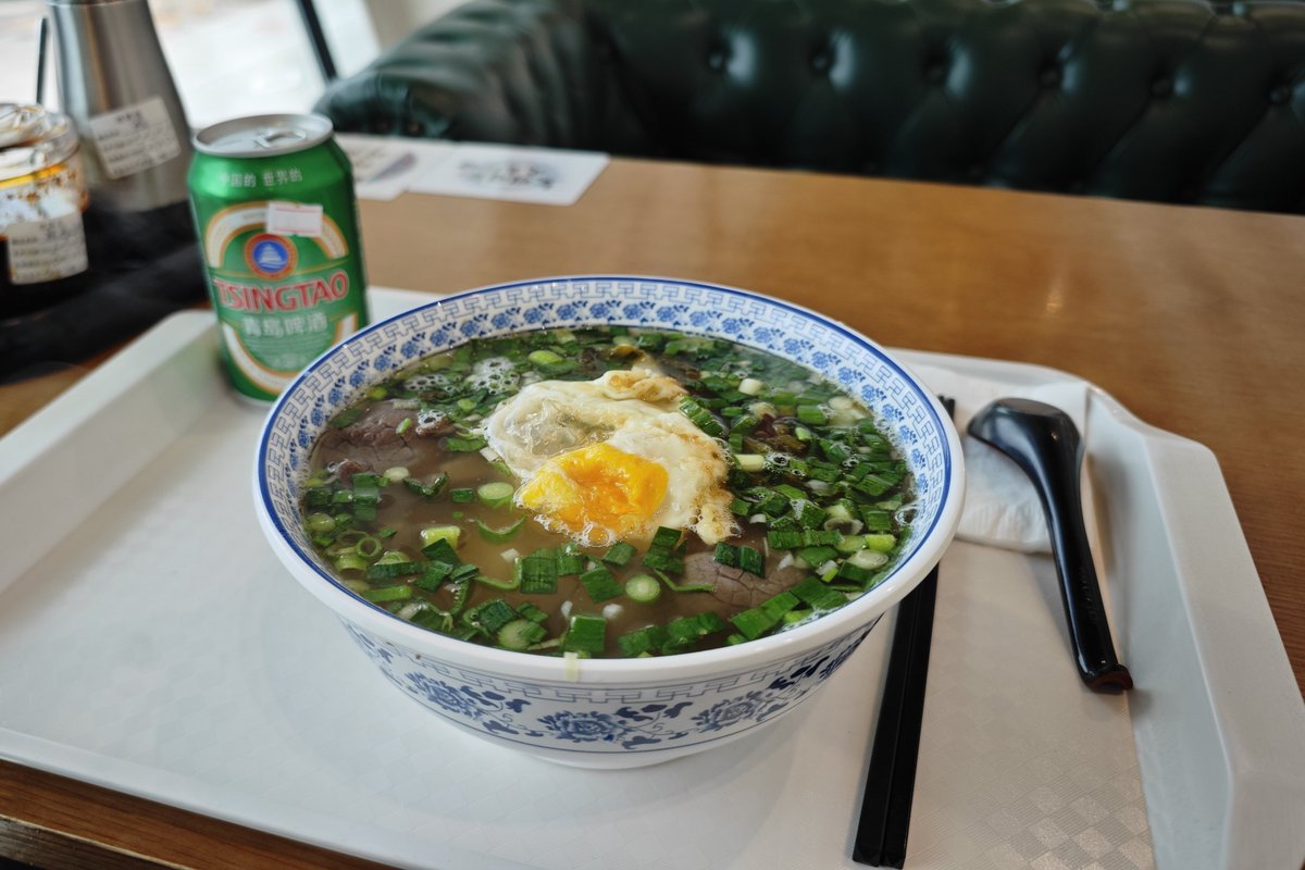 mujo_kun's tweet photo. 空港にて早朝牛肉麺（うまっ）。「さすがに朝からビールはまずいか……」とつぶやいたところ、お店のおばさんに「喝吧（飲んじゃえよ）」とそそのかされた。 https://t.co/Q61nDhZrRl