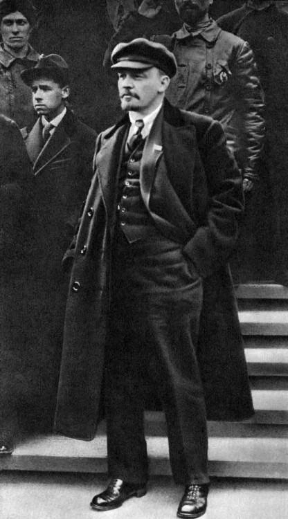 lesbianfeetpiss's tweet photo. i gotta start dressing like lenin for winter bro these fits are tuff as fuck https://t.co/wNzZ8N07Vk