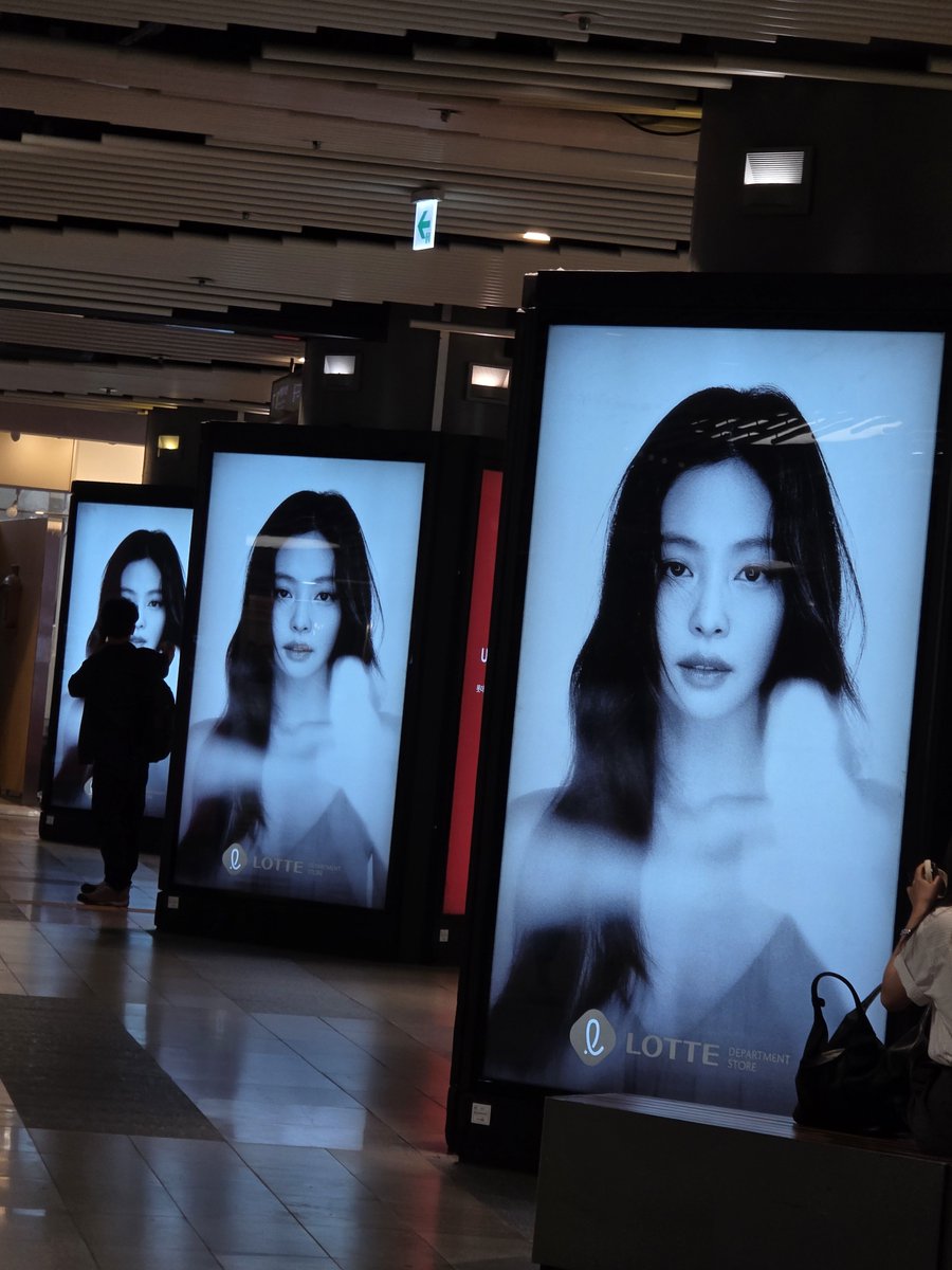 NEWSJENNlE's tweet photo. 📸 261001 #JENNIE’s LED ad is now showing at Lotte Department Store (Jamsil Branch). https://t.co/4zGWNLmSzJ