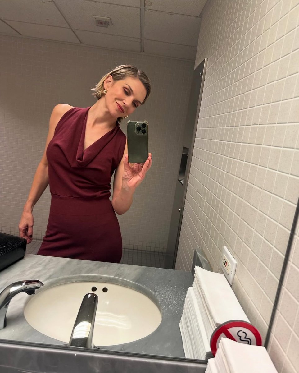 replacemyblue's tweet photo. they’re calling it the hottest mirror selfie of all time https://t.co/DMUdPIkjOB