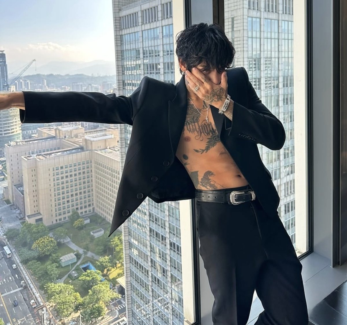 bnchnspup's tweet photo. need chr1st1an to fuck chn right against that window, holding him by the throat with such a gentle grasp, each thrust precise as he in that thick accent says,

"tell hyvng how good it feels, darling, and how happy you are to be on display while he stretches you open &amp; breeds you" https://t.co/up6rJXgDwW