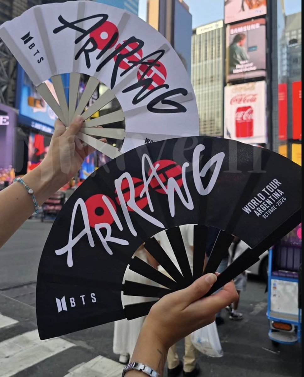 mrkive11's tweet photo. Amichis vendo abanicos muy bonitos divinos qué me aguantaron todo el calor de NY y me salvo
#BTS_WORLDTOUR_ARİRANG_b#BTS_WORLDTOUR_ARİRANG_BSAS https://t.co/JNOEzWqR5e