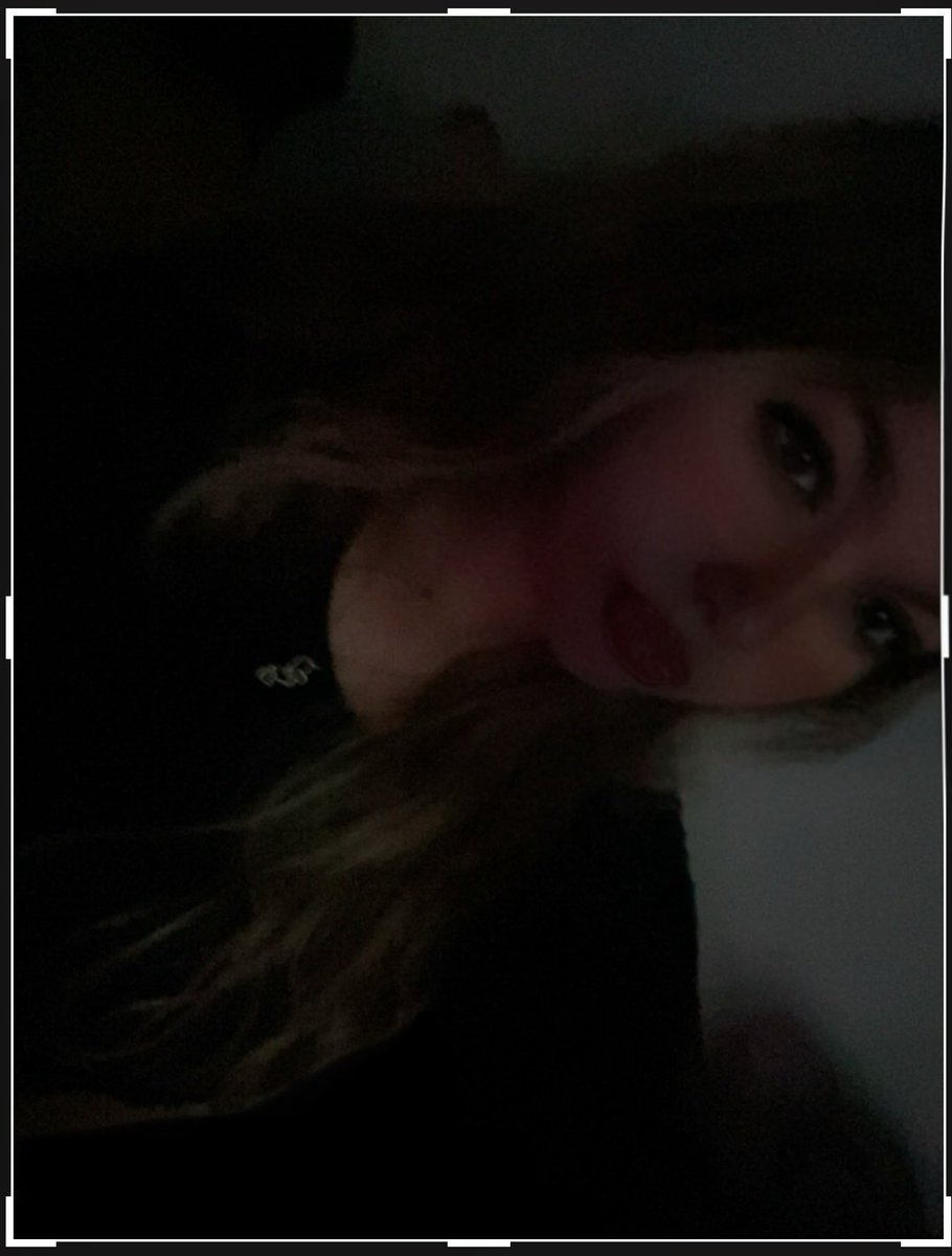 ha1leyz's tweet photo. hi i’m bored 💋 https://t.co/OnzIM3vXKA