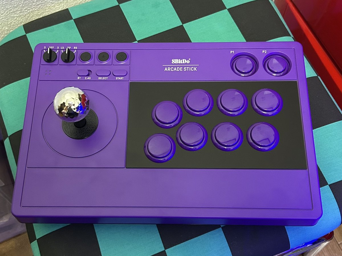 koujidkk's tweet photo. 8BitDo Arcade Stick 🕹️パープル色
三和レバー（静音タイプ）+八角ガイドに交換しました！
沢山の方が8BitDo Arcade Stickのレバー&amp;ボタン交換動画出されてるので参考にさせて頂きました！
レバーボールは、5月のアケアカイベントに行った際自分へのお土産で購入した物
（ミラーボール🪩タイプ） https://t.co/sVhQxR97Pb