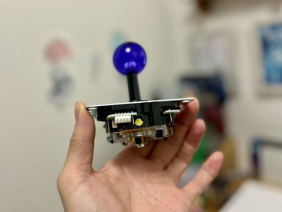 koujidkk's tweet photo. 8BitDo Arcade Stick 🕹️パープル色
三和レバー（静音タイプ）+八角ガイドに交換しました！
沢山の方が8BitDo Arcade Stickのレバー&amp;ボタン交換動画出されてるので参考にさせて頂きました！
レバーボールは、5月のアケアカイベントに行った際自分へのお土産で購入した物
（ミラーボール🪩タイプ） https://t.co/sVhQxR97Pb