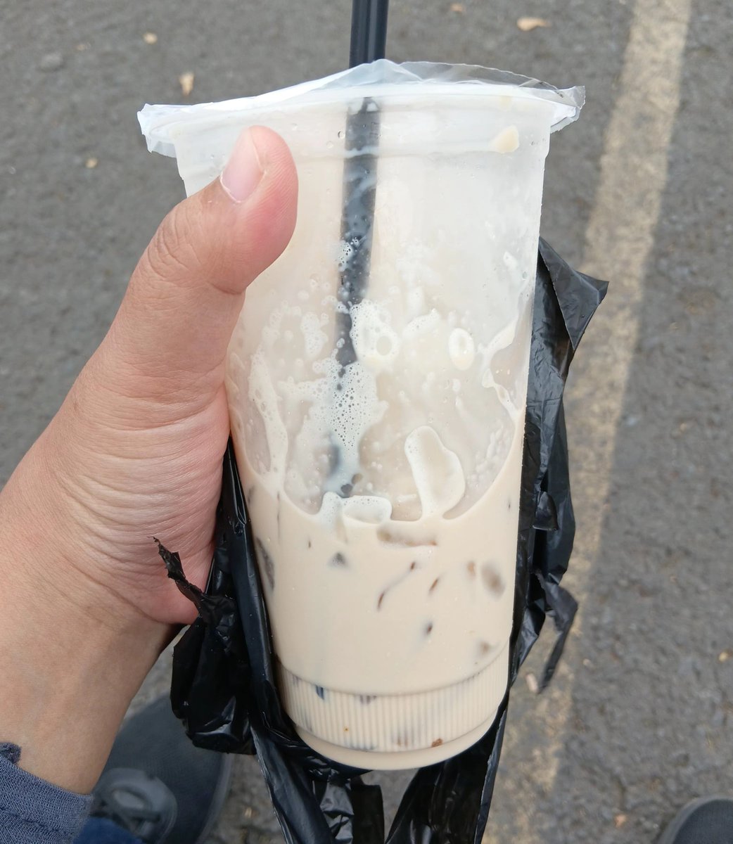 mdngtxn's tweet photo. Akan ku hadapi hidup yang amat gedebag gedebug ini, tapi bentar minum es kopi dulu https://t.co/KgORaTppS0