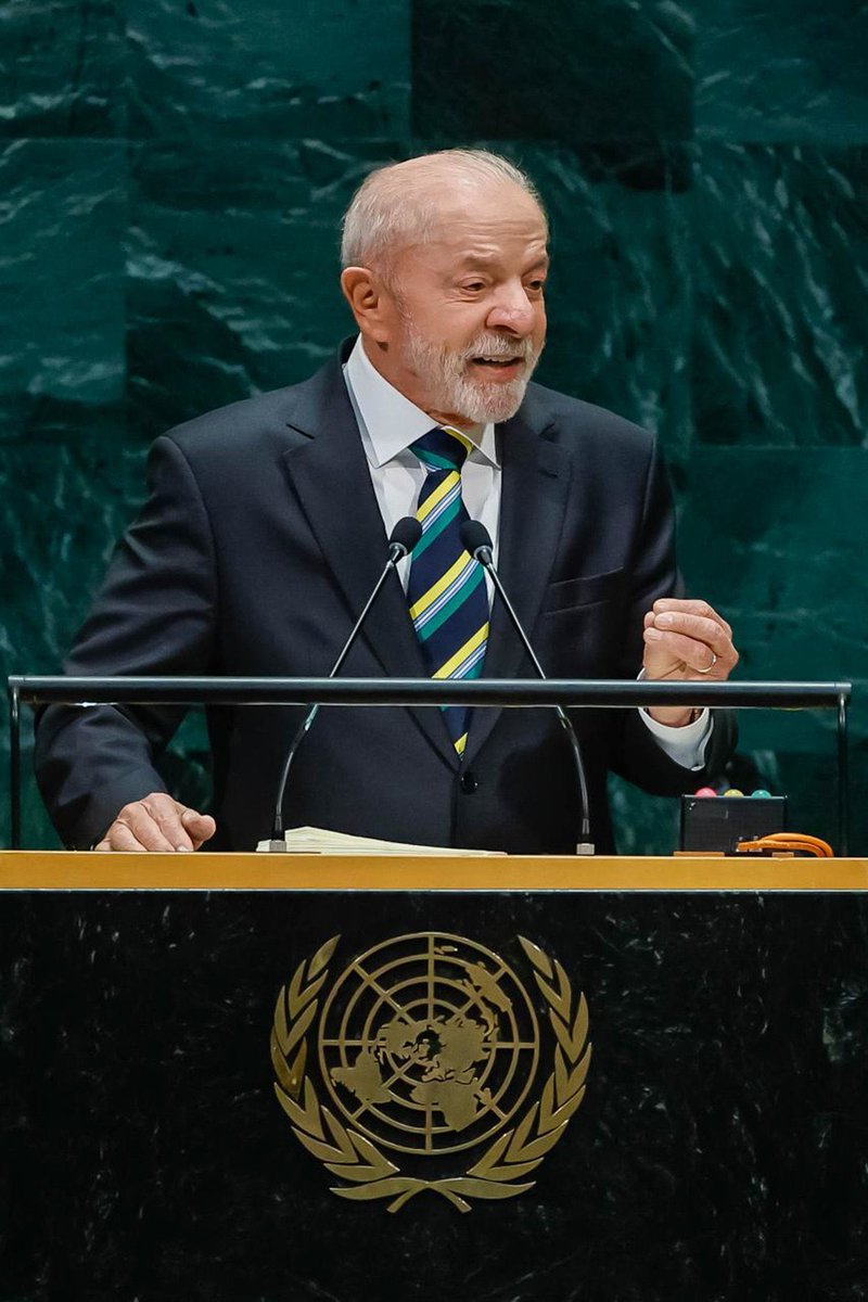 mechamamdenalla's tweet photo. fotos de LULA que sozinhas derrotam a cafonice que é o bolsonarismo (eles nunca chegarão aos pés de um dos maiores políticos da história 

a thread https://t.co/sjLZUWQ2s5