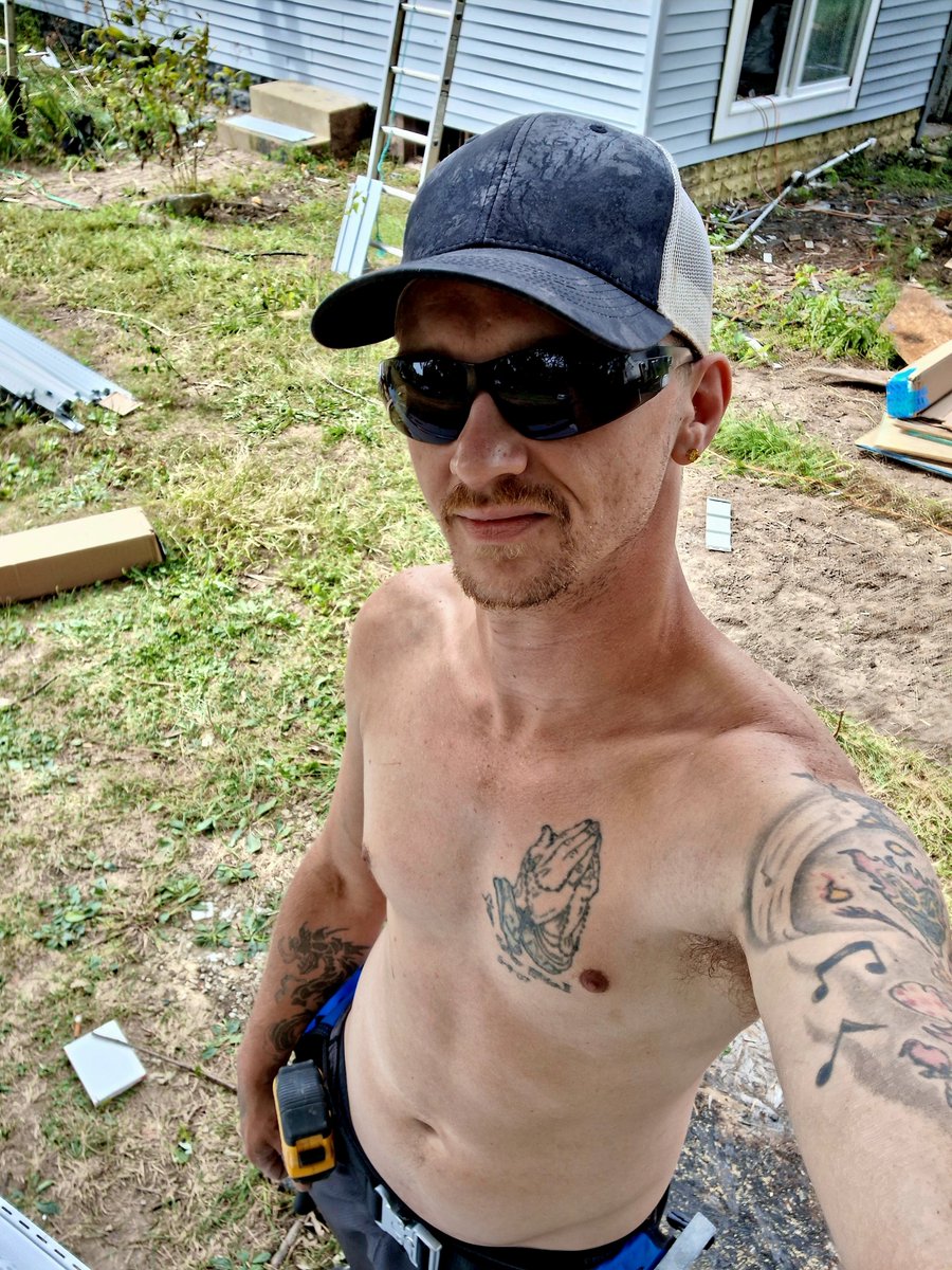 Hektik317's tweet photo. A couple lil pics from work today. 🔨👷‍♂️
#work #construction #carpenter https://t.co/27uTCTQecb