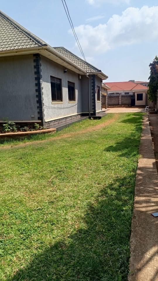 HEBobiwine's tweet photo. You can easily pass by this house and think it's a normal home. Yet this is a torture chamber manned by SFC, located at Abayita Ababiri, Kabaale B Village on Entebbe Road. At this house and the adjacent facilities, Ugandans and non-Ugandans are subjected to incredible torture. Some accounts indicate that some victims could not take it and when they died, they were simply buried behind this house in unmarked graves. 

And yet this is just one of the many torture chambers operated by the Museveni system. There are several such places in every Division of Kampala and Wakiso, and in most districts of Uganda. Sadly, these are houses in our neighborhoods, and the people who commit atrocities against our people live amongst us. Thankfully, they're being exposed one by one, and so shall they account for every crime committed against our people!