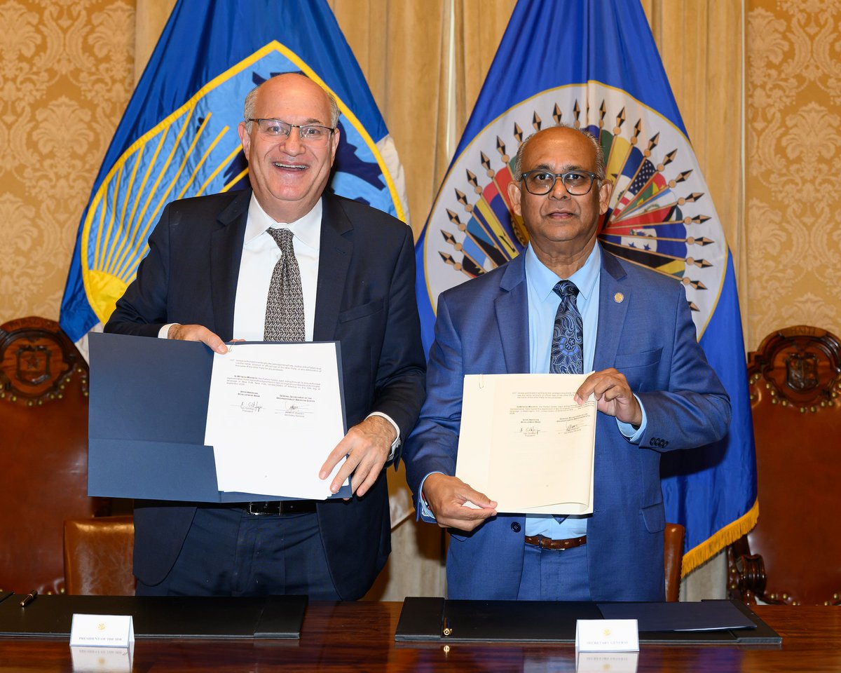 igoldfajn's tweet photo. Our region’s challenges are interconnected, and addressing them requires working together.

Pleased to sign a new Procedural Framework Agreement with @OAS_official Secretary General Albert Ramdin to simplify processes and make it easier for our institutions to collaborate on projects across Latin America and the Caribbean.

Haiti is an important example of how we can put this agreement into action, working together to identify concrete initiatives that support the country’s recovery.
-----
Los desafíos de nuestra región están interconectados, y abordarlos requiere trabajar juntos.

Me complace firmar un nuevo acuerdo marco con el Secretario General de la OEA, Albert Ramdin, para simplificar procesos y facilitar la colaboración entre nuestras instituciones en proyectos en América Latina y el Caribe.

Haití es un ejemplo importante de cómo podemos poner este acuerdo en acción, trabajando juntos para identificar iniciativas concretas que apoyen la recuperación del país.
-----
Os desafios da nossa região estão interconectados, e enfrentá-los exige trabalharmos juntos.

É uma satisfação assinar um novo Acordo-Quadro com o Secretário-Geral da OEA, Albert Ramdin, para simplificar processos e facilitar a colaboração entre nossas instituições em projetos na América Latina e no Caribe.

O Haiti é um exemplo importante de como podemos colocar este acordo em prática, trabalhando juntos para identificar iniciativas concretas que apoiem a recuperação do país.