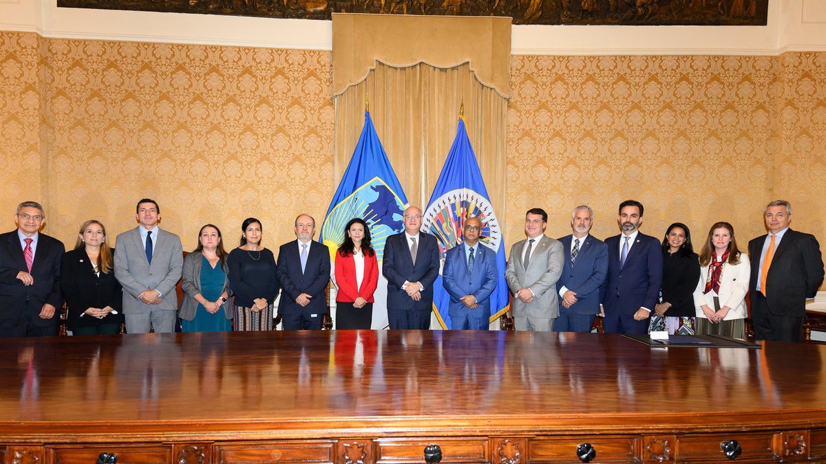 igoldfajn's tweet photo. Our region’s challenges are interconnected, and addressing them requires working together.

Pleased to sign a new Procedural Framework Agreement with @OAS_official Secretary General Albert Ramdin to simplify processes and make it easier for our institutions to collaborate on projects across Latin America and the Caribbean.

Haiti is an important example of how we can put this agreement into action, working together to identify concrete initiatives that support the country’s recovery.
-----
Los desafíos de nuestra región están interconectados, y abordarlos requiere trabajar juntos.

Me complace firmar un nuevo acuerdo marco con el Secretario General de la OEA, Albert Ramdin, para simplificar procesos y facilitar la colaboración entre nuestras instituciones en proyectos en América Latina y el Caribe.

Haití es un ejemplo importante de cómo podemos poner este acuerdo en acción, trabajando juntos para identificar iniciativas concretas que apoyen la recuperación del país.
-----
Os desafios da nossa região estão interconectados, e enfrentá-los exige trabalharmos juntos.

É uma satisfação assinar um novo Acordo-Quadro com o Secretário-Geral da OEA, Albert Ramdin, para simplificar processos e facilitar a colaboração entre nossas instituições em projetos na América Latina e no Caribe.

O Haiti é um exemplo importante de como podemos colocar este acordo em prática, trabalhando juntos para identificar iniciativas concretas que apoiem a recuperação do país.
