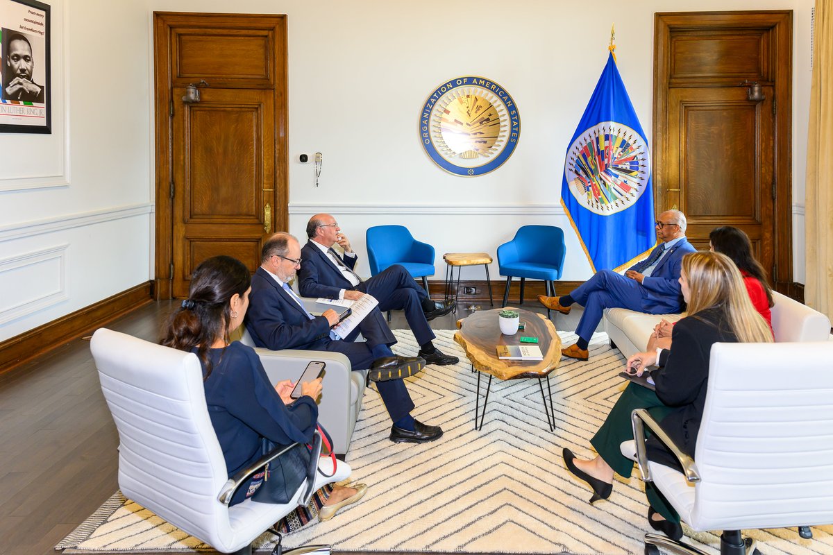 igoldfajn's tweet photo. Our region’s challenges are interconnected, and addressing them requires working together.

Pleased to sign a new Procedural Framework Agreement with @OAS_official Secretary General Albert Ramdin to simplify processes and make it easier for our institutions to collaborate on projects across Latin America and the Caribbean.

Haiti is an important example of how we can put this agreement into action, working together to identify concrete initiatives that support the country’s recovery.
-----
Los desafíos de nuestra región están interconectados, y abordarlos requiere trabajar juntos.

Me complace firmar un nuevo acuerdo marco con el Secretario General de la OEA, Albert Ramdin, para simplificar procesos y facilitar la colaboración entre nuestras instituciones en proyectos en América Latina y el Caribe.

Haití es un ejemplo importante de cómo podemos poner este acuerdo en acción, trabajando juntos para identificar iniciativas concretas que apoyen la recuperación del país.
-----
Os desafios da nossa região estão interconectados, e enfrentá-los exige trabalharmos juntos.

É uma satisfação assinar um novo Acordo-Quadro com o Secretário-Geral da OEA, Albert Ramdin, para simplificar processos e facilitar a colaboração entre nossas instituições em projetos na América Latina e no Caribe.

O Haiti é um exemplo importante de como podemos colocar este acordo em prática, trabalhando juntos para identificar iniciativas concretas que apoiem a recuperação do país.