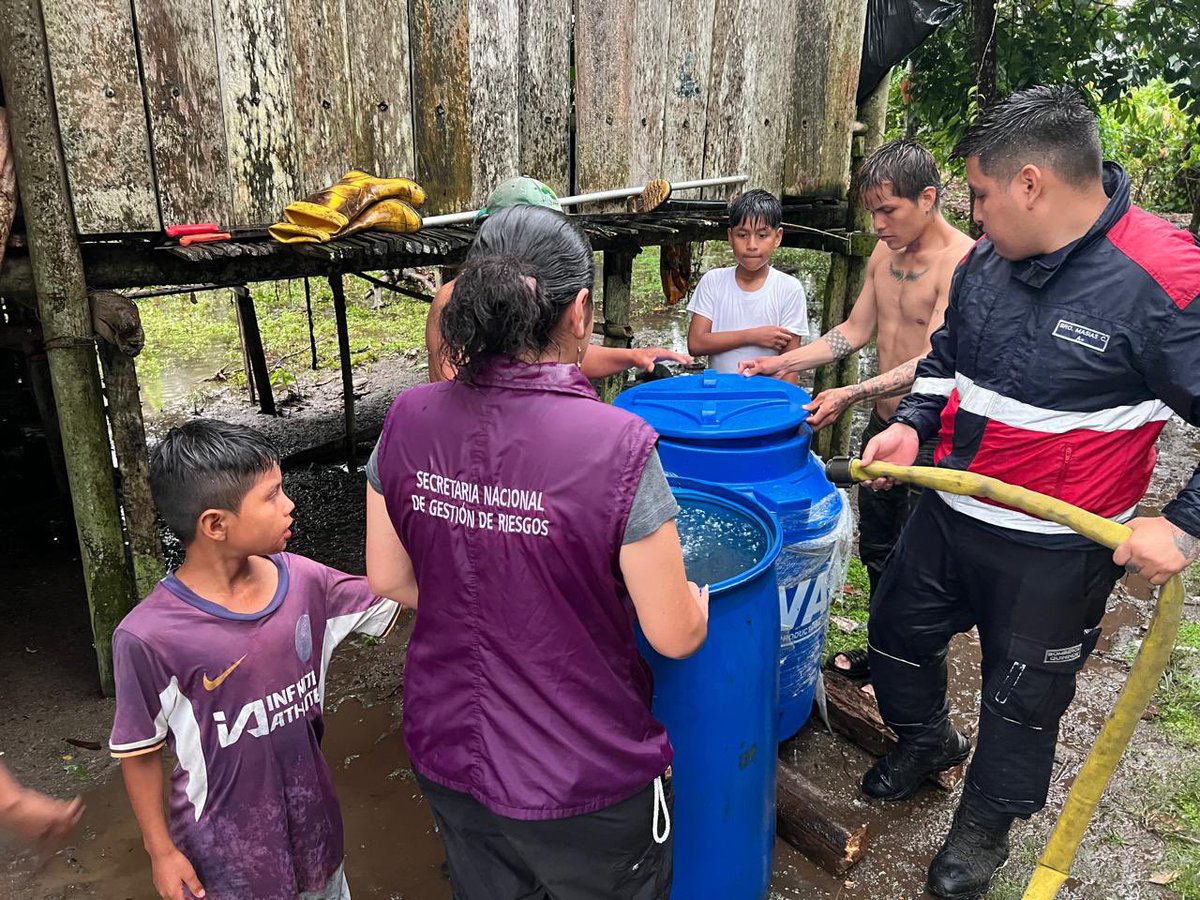 Riesgos_Ec's tweet photo. #AlertaRoja | Las Pavas y Cube, Esmeraldas

El Gobierno Nacional, a través de la SNGR, entregó Kits de Primera Respuesta Humanitaria, Kits de Limpieza Familiar, tanques de agua potable a las familias de estas localidades.

Llegamos donde más nos necesitan 🇪🇨 https://t.co/UWpcRjxcdq