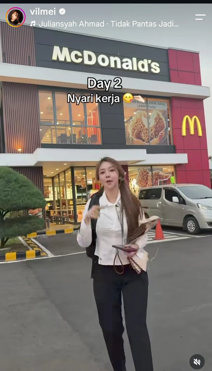 keluhkesahkonoh's tweet photo. Si babiii lagi main miskin-miskinan, dikira lucu apa ya? 😭 Biar dikira Cio yang lagi nyamar?

Dari dulu konten giveaway lu juga gimmick terus. https://t.co/wrAsOzideH