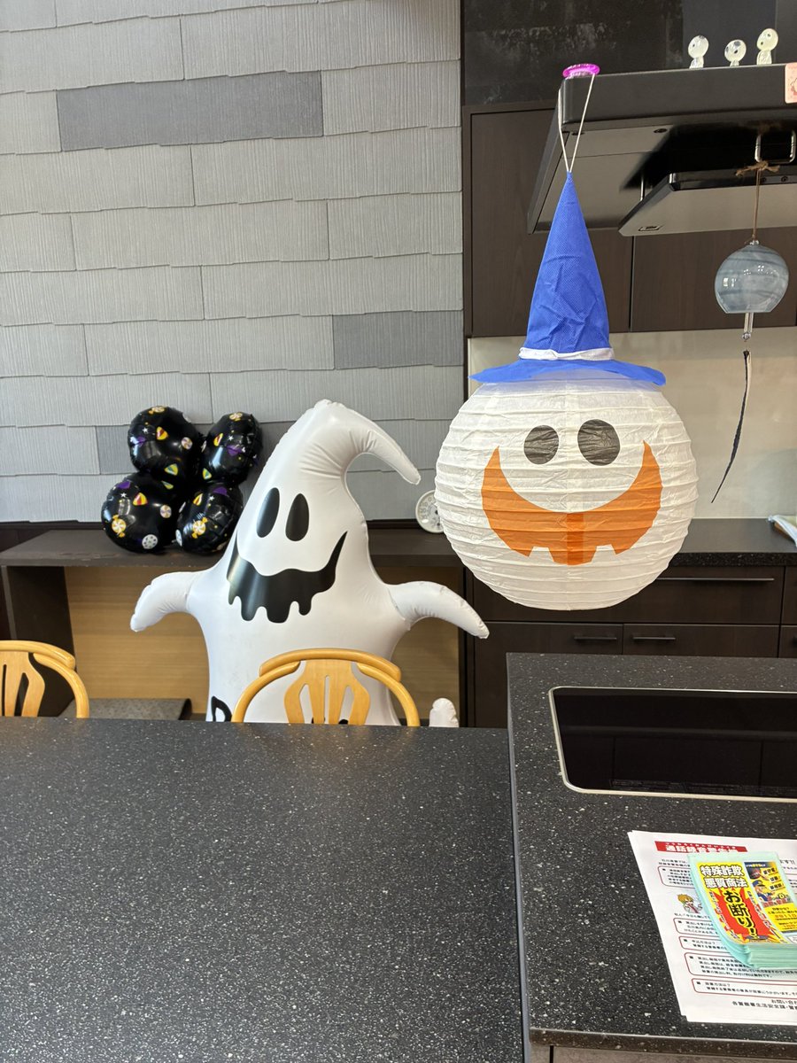 yoshihilo11's tweet photo. 10月に入りました🌕

岡田工務店の事務所も
すっかりハロウィン仕様に👻✨

今月はイベント出店も予定しています‼️🎃
みなさんに楽しんでもらえるよう準備中です！

10月も元気に営業していきます😊
今月もよろしくお願いいたします！

#岡田工務店 #津幡町 #ハロウィン #地域イベント https://t.co/f2zeUvof1q