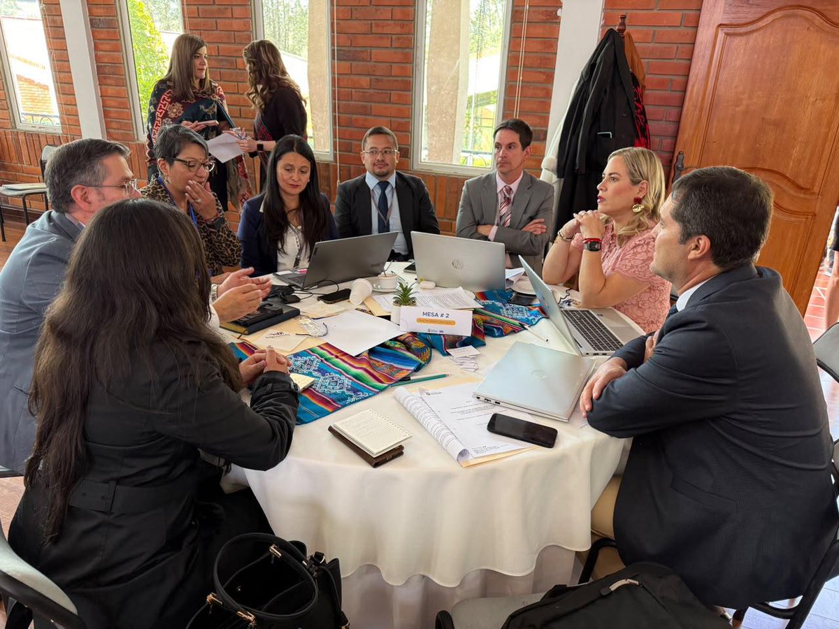 SRIoficialEc's tweet photo. ¡Sinergia fiscal!

@AlexaNavarreteR, directora general del SRI, lideró el Tax Synergy Workshop 2026 – Edición Cuenca, un espacio técnico de trabajo que reunió conocimientos y experiencias para analizar procesos y estrategias vinculados a la gestión tributaria.

🧵⤵️ https://t.co/rBWASS7odl