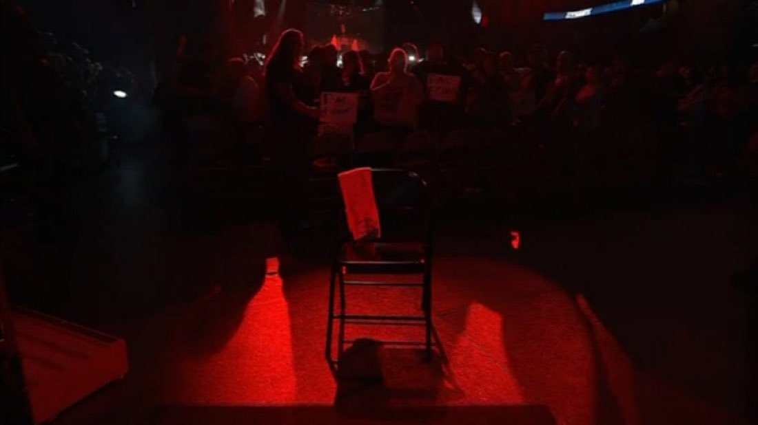 KXNGAO's tweet photo. Pac’s chair is empty and his towel is draped over the top of it 💔 #AEW #AEWDynamite https://t.co/sx8iTHx04r
