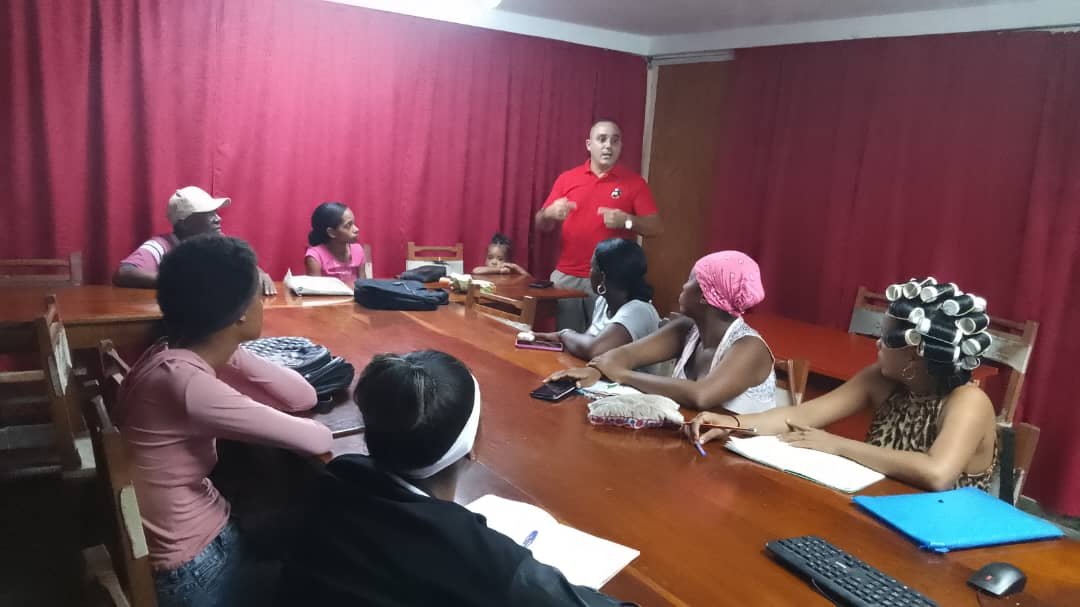PCC__LP's tweet photo. Como parte del sistema de trabajo el Primer Secretario del Partido en #LosPalacios realizó un intercambio con las reservas de cuadros que cursan el entrenamiento en el municipio.
Se abordó sobre el Sistema Político Cubano y los retos actuales.
#PinardelRío https://t.co/O7shZikbUg