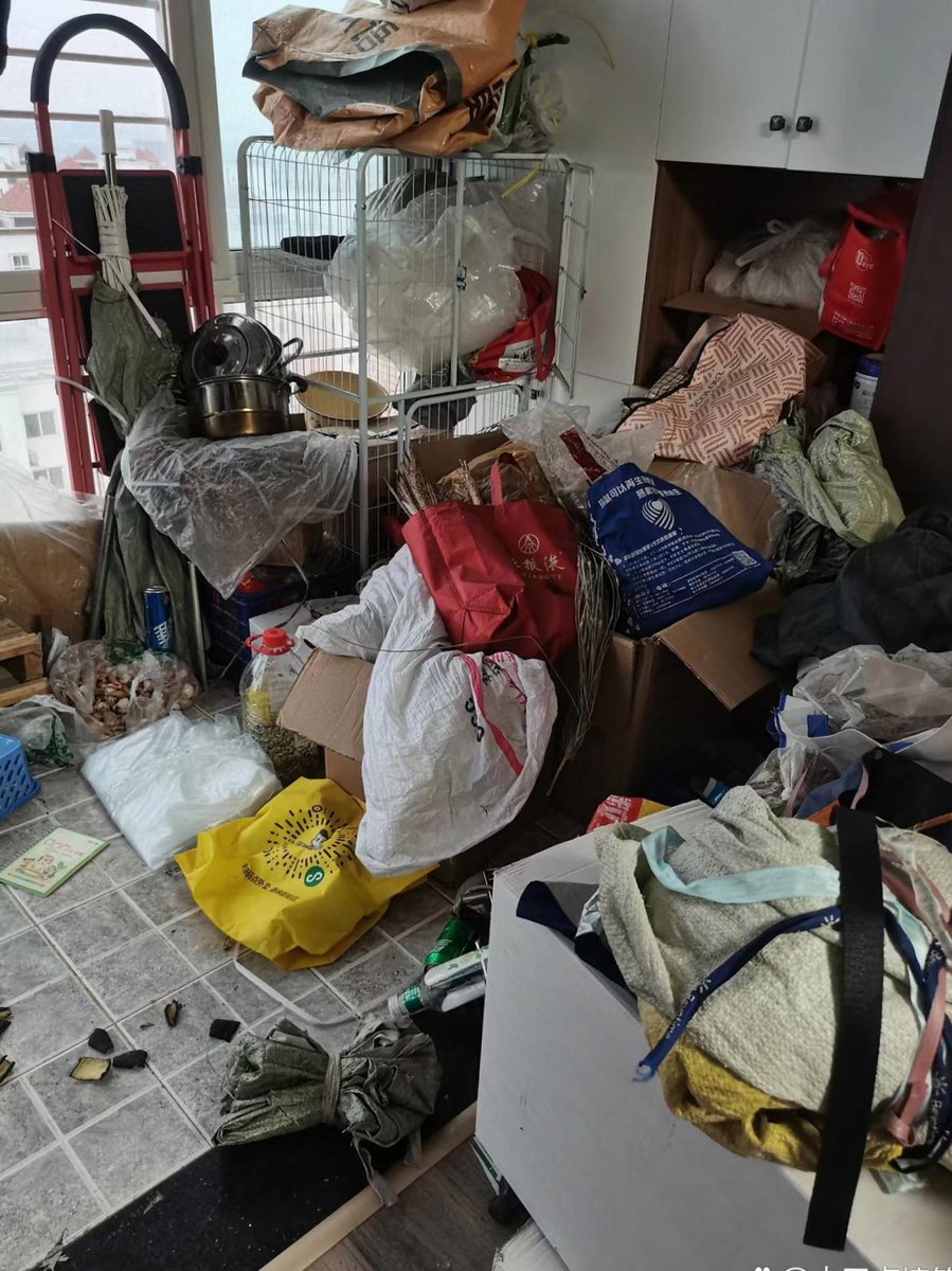vibe_roder_93's tweet photo. [The messy, worn-out and frivolous clutter fills every corner, making this space look so chaotic.]， https://t.co/eAKR20BivU