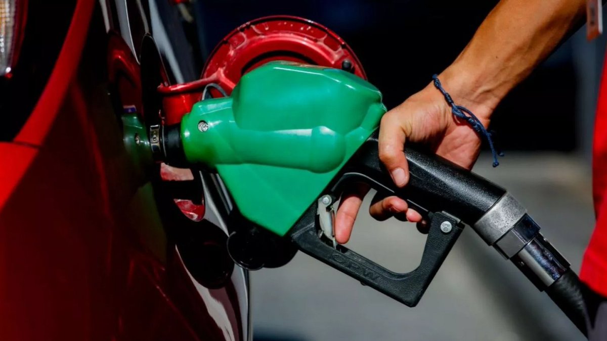 PiensaPrensa's tweet photo. Combustibles: Se concreta nueva alza para mañana jueves.
Gasolina de 93 y 97 octanos sube $39,4 por  litro, el Diésel $95 por litro, el mayor ajuste se registra al kerosene, que registra un alza de $281,8 por litro, y GLP de uso vehicular, aumenta $61,4 por litro. https://t.co/5tKiip2a1D
