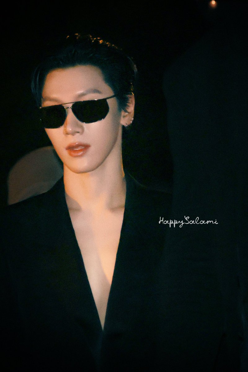 PPTT_1001's tweet photo. Gorgeous TENLEE 🐈‍⬛🌟
น้องเตนล์ในลุค Saint Laurent คือหล่อมากจริงๆ

Cr: Happysalami
TEN AT SAINT LAURENT SUMMER27  
#TENforYSLPFW27 #Saintlaurentxten https://t.co/fEv5PLCMcV
