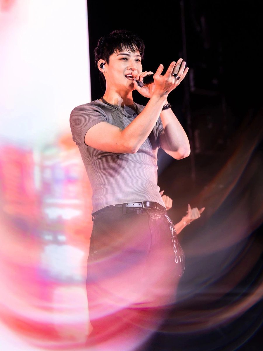 snacknok's tweet photo. JAY B หวนคืนสู่เท็กซัสในทัวร์ “tape: roots”

เขียนโดย: EC Stanzel
วันที่: วันพุธที่ 30 กันยายน 2026

JAY B ลีดเดอร์และ Main Vocal แห่งวง GOT7 ได้พาคอนเสิร์ตทัวร์ในอเมริกาอย่าง “tape: roots” มาปักหลักสร้างความสนุกที่ The Bomb Factory เมือง Dallas เมื่อวันที่ 25 กันยายนที่ผ่านมา โดยทัวร์���รั้งนี้จัดขึ้นเพื่อสนับสนุนมินิอัลบั้มชุดที่ 3 ของเขาที่มีชื่อว่า “𝖳𝖱.𝖤𝖤” ซึ่งทั้งชื่ออัลบั้มและชื่อทัวร์ต่างร้อยเรียงอยู่บนแนวคิดเดียวกัน นั่นคือ “ผู้คนและความสัมพันธ์นั้นเติบโตหยั่งราก��ึกลงไปเรื่อย ๆ เปรียบเสมือนต้นไม้ ผ่านการเรียนรู้และการสั่งสมประสบการณ์ร่วมกัน”

แนวคิดนี้ช่างประจวบเหมาะกับการกลับมาเยือนสหรัฐอเมริกาของ JAY B เป็นอย่างยิ่ง เพราะย้อนกลับไปในทัวร์ครั้งก่อน เขาต้องเผชิญกับปัญหาเรื่องวีซ่าและการจัดการที่ไม่ลงตัวจนทำให้แผนงานบางส่วนต้องสะดุดลง การกลับมาในปี 2026 ครั้งนี้จึงทำให้เหล่าอากาเซ่ชาวอเมริกัน ตื่นเต้นและดีใจกันเป็นอย่างมาก ซึ่งทุกอย่างก็ดำเนินไปอย่างสมบูรณ์แบบ ทำให้เมือง Dallas ได้สัมผัสกับค่ำคืนอันน่าประทับใจที่ไม่รู้ลืม

ทันทีที่สปอตไลต์ส่องลงมาและ JAY B ก้าวขึ้นสู่เวที เสียงกรี๊ดตลบอบอวลไปทั่วทั้งฮอลล์ เขาเปิดตัวด้วยเพลง “go UP” ก่อนจะส่งไม้ต่อความสนุกแบบต่อเนื่องด้วยเพลง “The Way We Are” จากจุดนั้นเอง บรรยากาศภายในงานก็เต็มไปด้วยความคึกคักและพลังงานอันล้นพ้นไปจนจบการแสดง ทั่วทั้งอิมแพ็คฮอลล์ถูกเติมเต็มด้วยแสงสีเขียวจาก “อากาบง” พร้อมเสียงแฟนชานท์ที่ดังกระหึ่ม โดยเฉพาะในเพลง “B.T.W”
🔗https://t.co/LjBaumu6hP

📸 https://t.co/f2VjBFBvMa

#JAYB #제이비 #528Hzkr 
#2026tape_roots_USA 
@defjaybkr