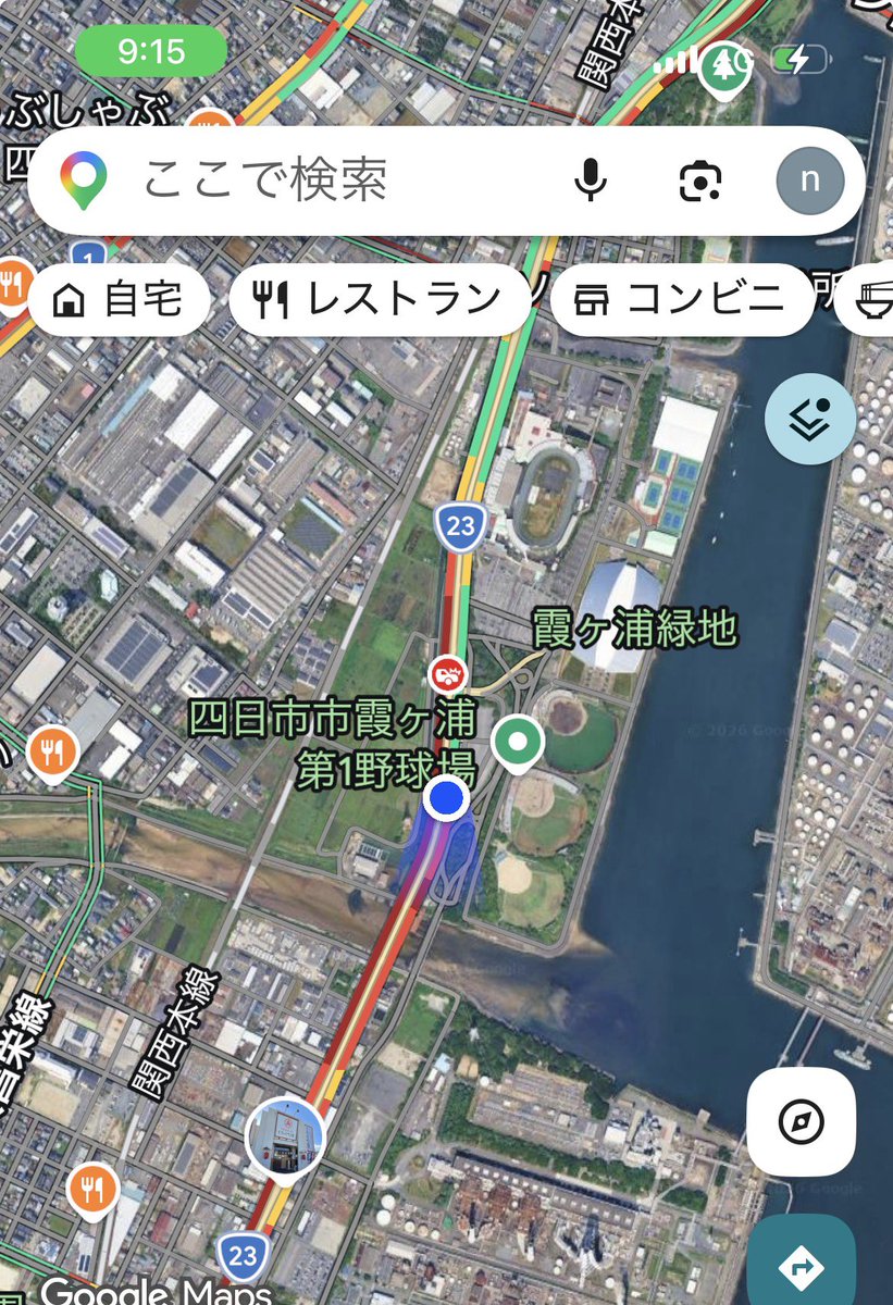 go_horizon_8's tweet photo. R23上り、大型単独事故？左車線に真逆向いて停まってます。

レッカー作業開始したとこっぽいので通行止め状態、広域迂回おすすめ。 https://t.co/GgVl44Ugwm