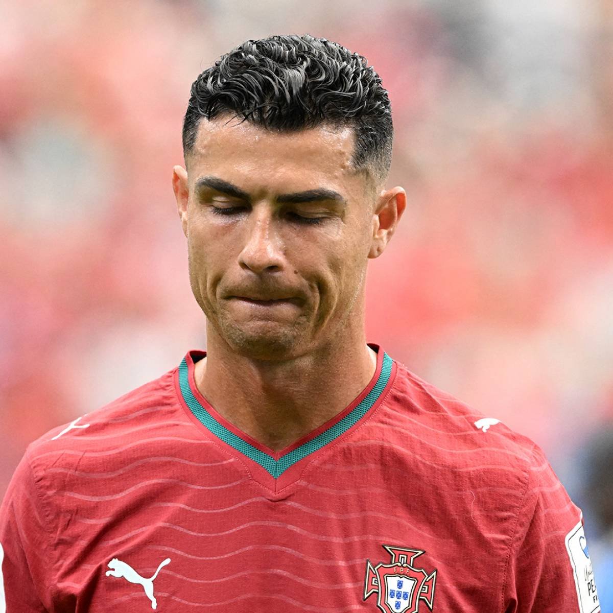 RM_LM9's tweet photo. Pour que Ronaldo qui ferait tout pour son pays quitte sa séléction en pleine compétition et prenne sa retraite international, c'est qu'il s'est passé une dinguerie en off. Cr7 à préciser sur ses réseaux qu'il allait nous donner la raison de pourquoi il est partit le moment venu https://t.co/a0BPJ15JUJ