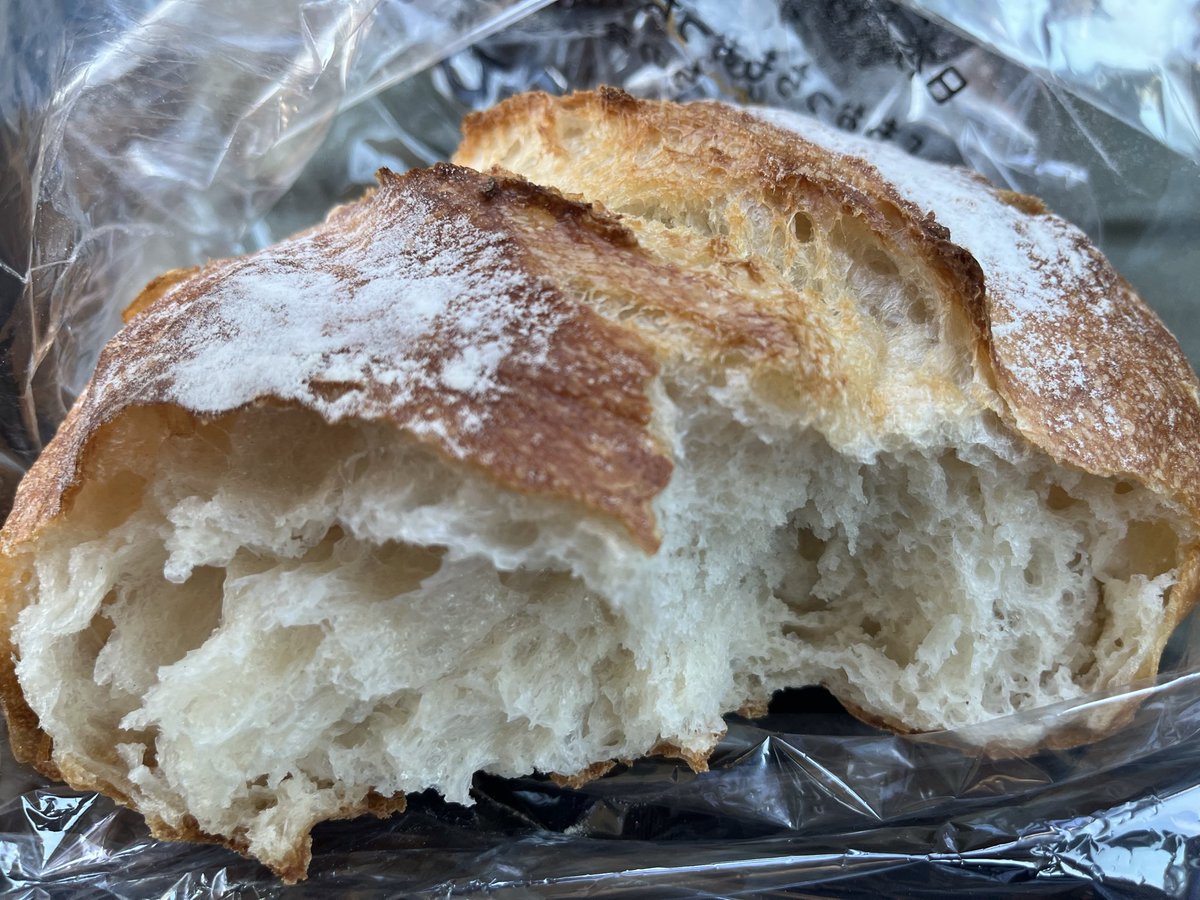 misonipurin's tweet photo. ブールふわもちで美味しいんだけどそれを伝える術が僕にはない
手で割くの下手すぎるw https://t.co/vdWDyAjcjn